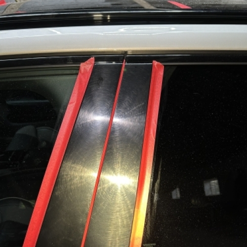 Blank stolpe før polering i Horsens med tydelige vaskeridser i lakken