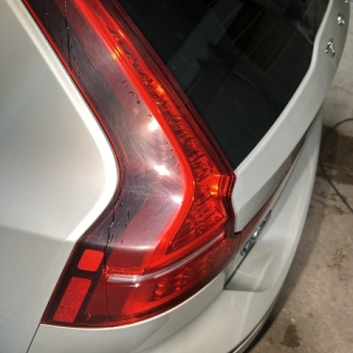 Baglygte før polering i Horsens med ridser og mat finish i overfladen