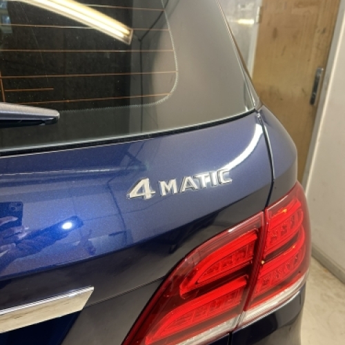 Mercedes efter polering i Horsens med forbedret glans ved baglygte og bagende