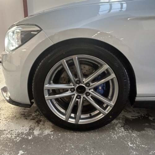 BMW fælg efter udvendig rens i Horsens med rengjort overflade og pæn glans