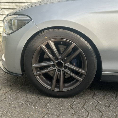 BMW fælg før udvendig rens i Horsens med synligt snavs og mat overflade