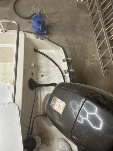 Bådmotor og bagende før rengøring i Horsens med snavs på bund og detaljer