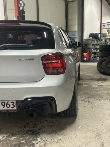 BMW M135i efter bilpleje i Horsens set bagfra med rengjort lak og detaljer