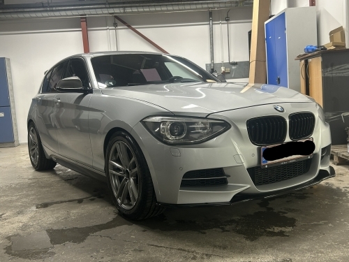 BMW M135i efter bilpleje i Horsens med flot finish og rengjort eksteriør