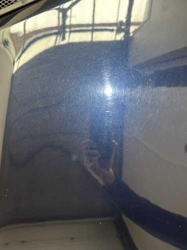 Blå lak før polering af bil i Horsens med synlige vaskeridser og mat finish