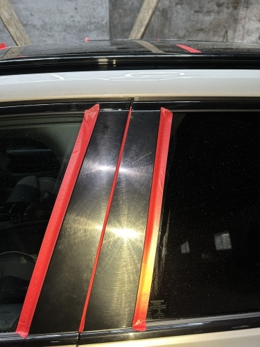 Blank stolpe før polering i Horsens med tydelige vaskeridser i lakken