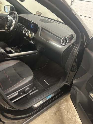 Kabine i Mercedes EQA efter indvendig bilpleje i Horsens med rengjorte måtter og overflader