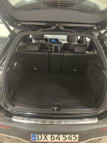 Bagagerum i Mercedes EQA efter indvendig rens i Horsens med rent og velplejet udtryk