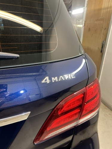 Mercedes efter polering i Horsens med forbedret glans ved baglygte og bagende