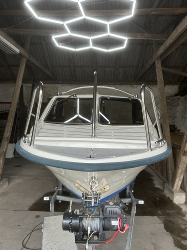 Motorbåd efter bådpleje i Horsens med ren front og blanke overflader