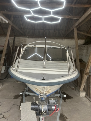 Front på motorbåd efter klargøring i Horsens med ren overflade og pænt helhedsindtryk