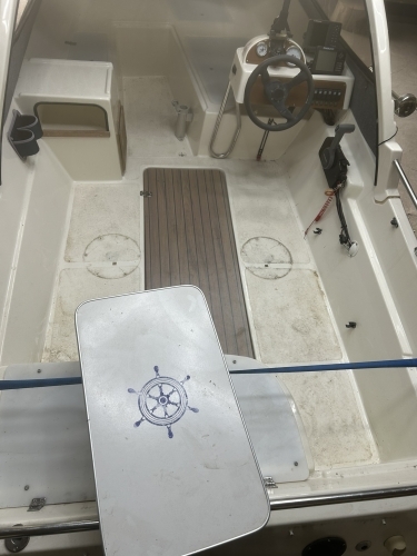 Interiør i motorbåd før rens i Horsens med snavs på gulv og indvendige flader