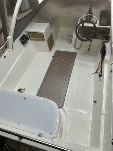 Kabine i motorbåd efter rengøring i Horsens med rent gulv og velplejet interiør