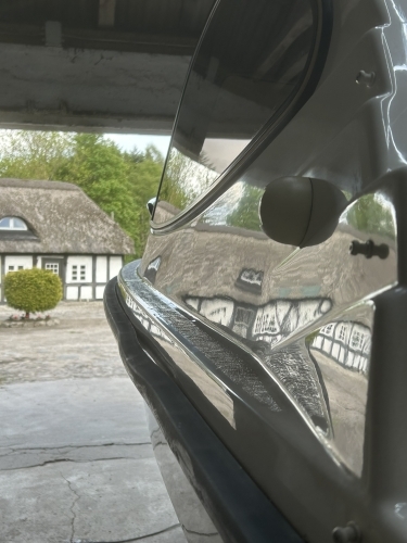 Skrog på motorbåd efter bådpleje i Horsens med blank side og ren overflade