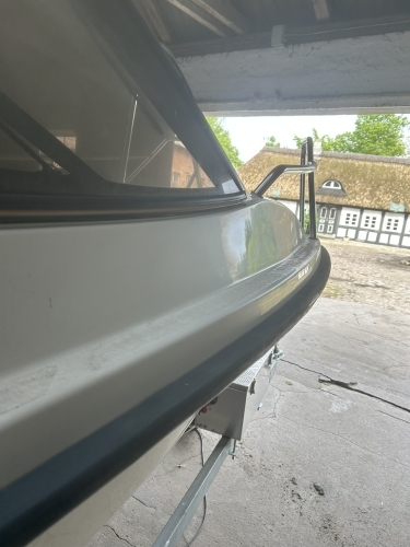 Skrog på motorbåd før rengøring i Horsens med synlige belægninger langs siden