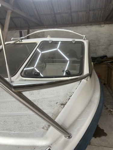 Motorbåd før bådpleje i Horsens med snavs på vinduer og overflader ved fronten