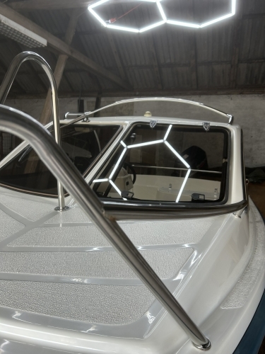 Vinduesparti på motorbåd efter rens i Horsens med klarere glas og ren finish