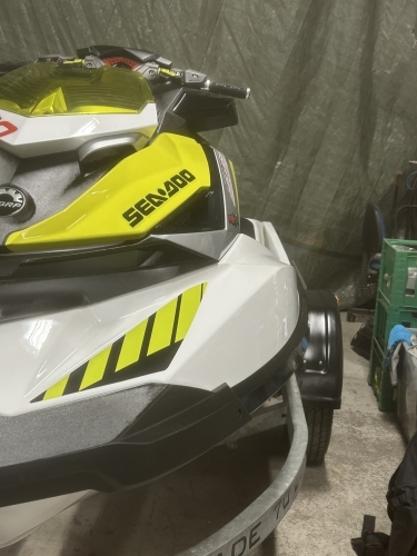 Front på Sea-Doo vandscooter efter rengøring i Horsens med ren kåbe og klare detaljer