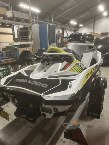 Sea-Doo båd efter bådpleje i Horsens med rengjort skrog og flot finish på trailer