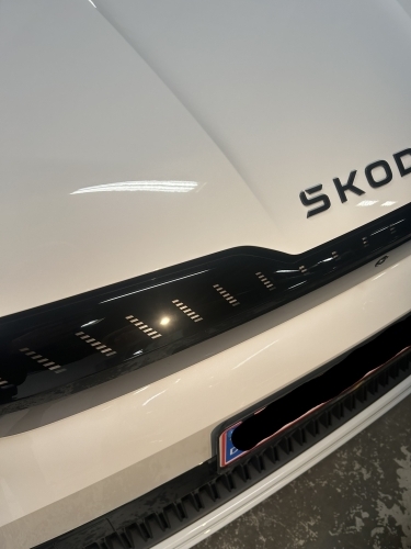 Frontdetalje på Skoda efter keramisk coating i Horsens med glat og blank overflade